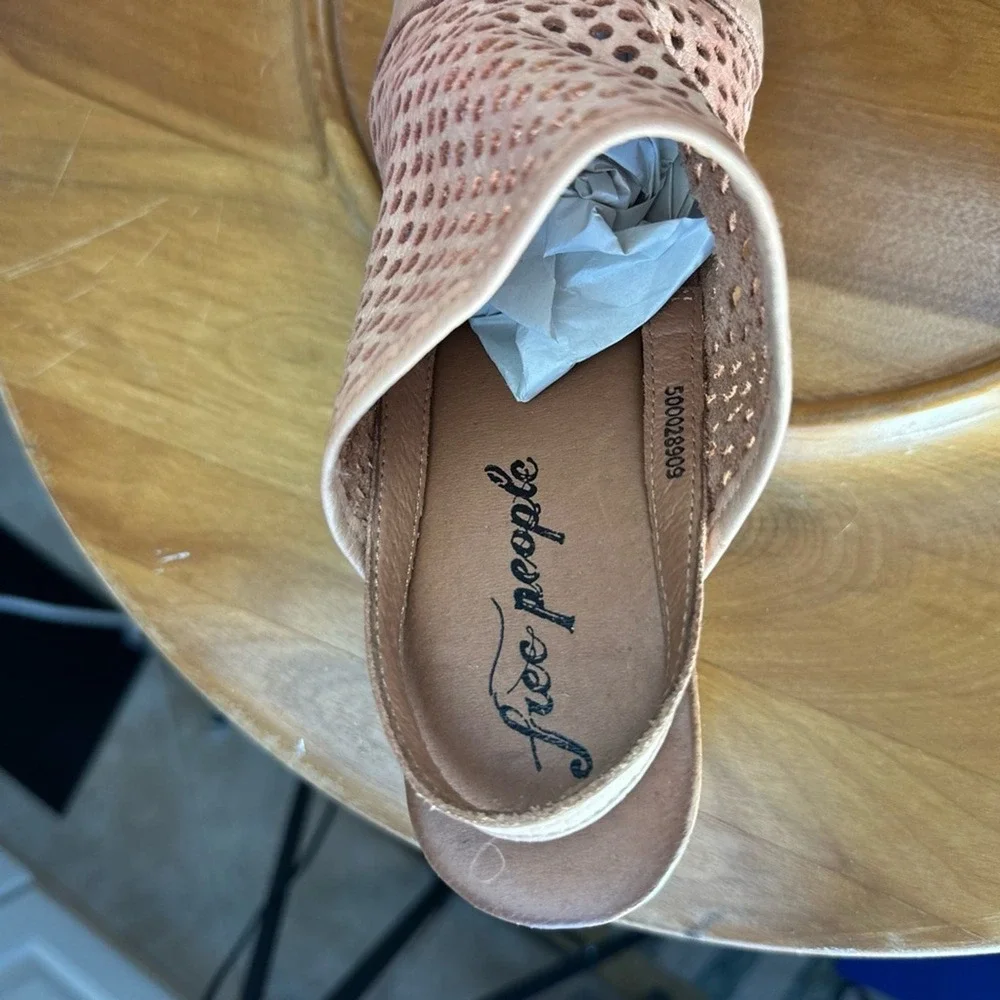 Free People NWB Size 38EU‎ peach pearl the Logan Leather Clogs